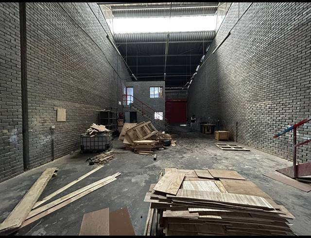 306M² WAREHOUSE TO LET IN KEW